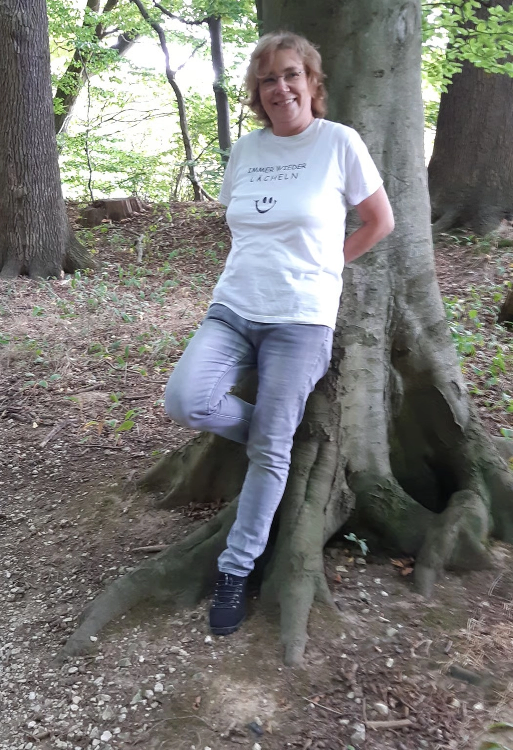 Lachscheune – Persönlichkeitsentwicklung/Entspannung – Frau lehnt an Baum