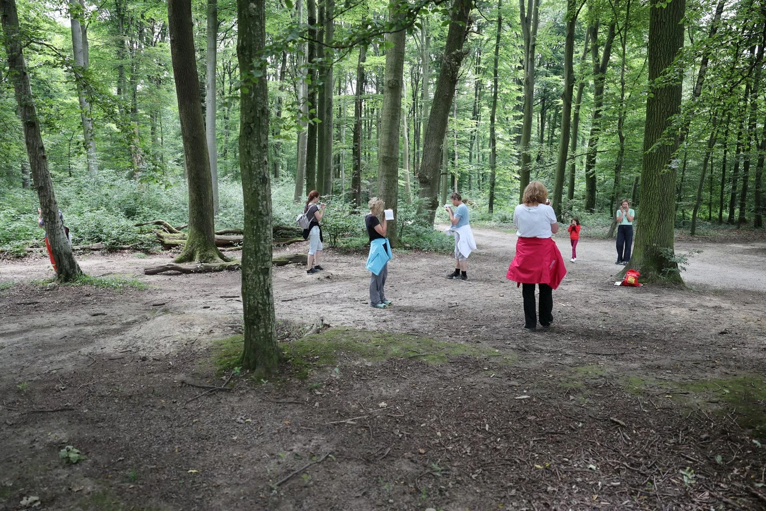 Lachscheune – Persönlichkeitsentwicklung/Entspannung – Menschen im Wald