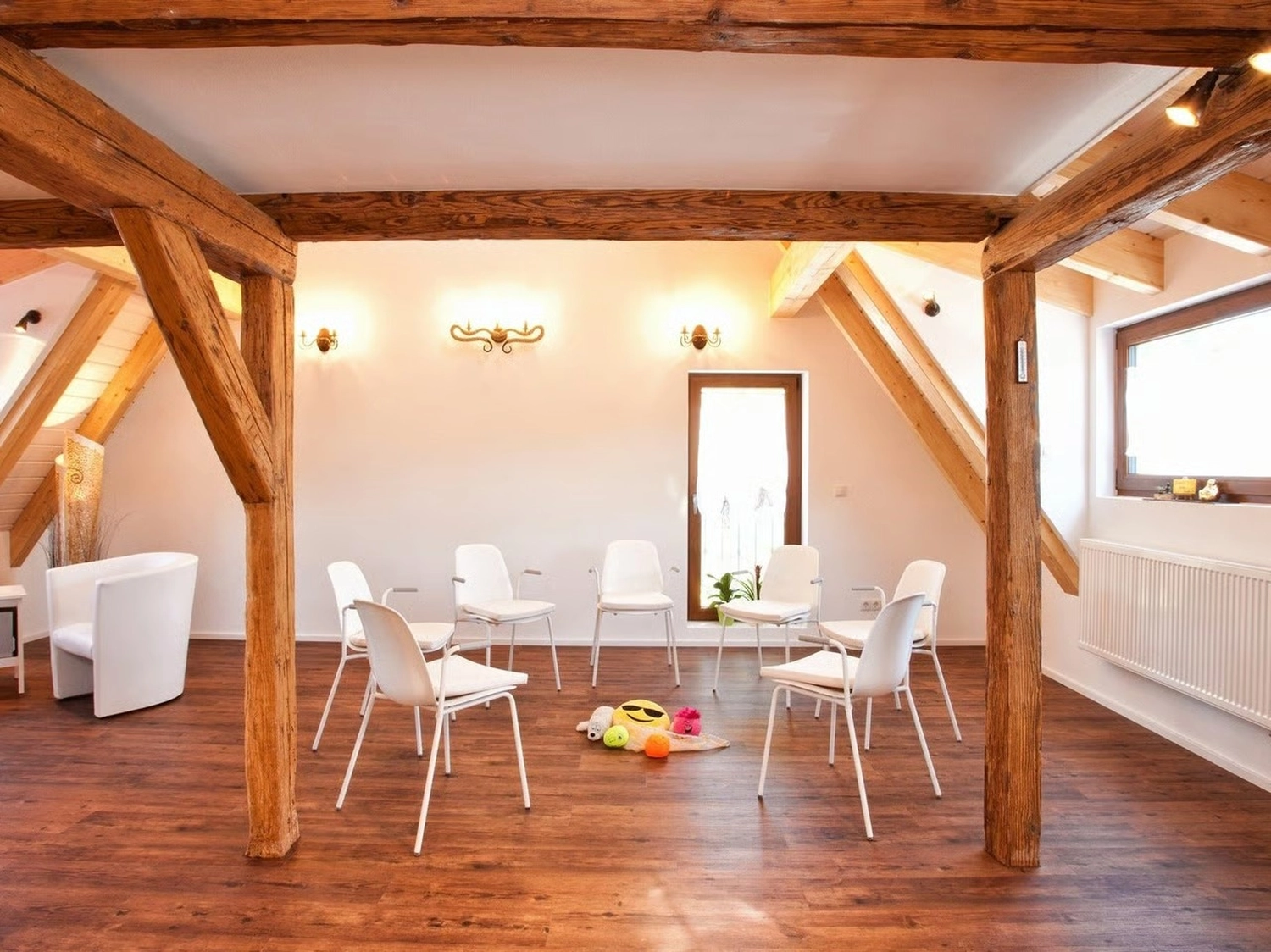 Lachscheune – Persönlichkeitsentwicklung/Entspannung – CollageStühle im Zimmer