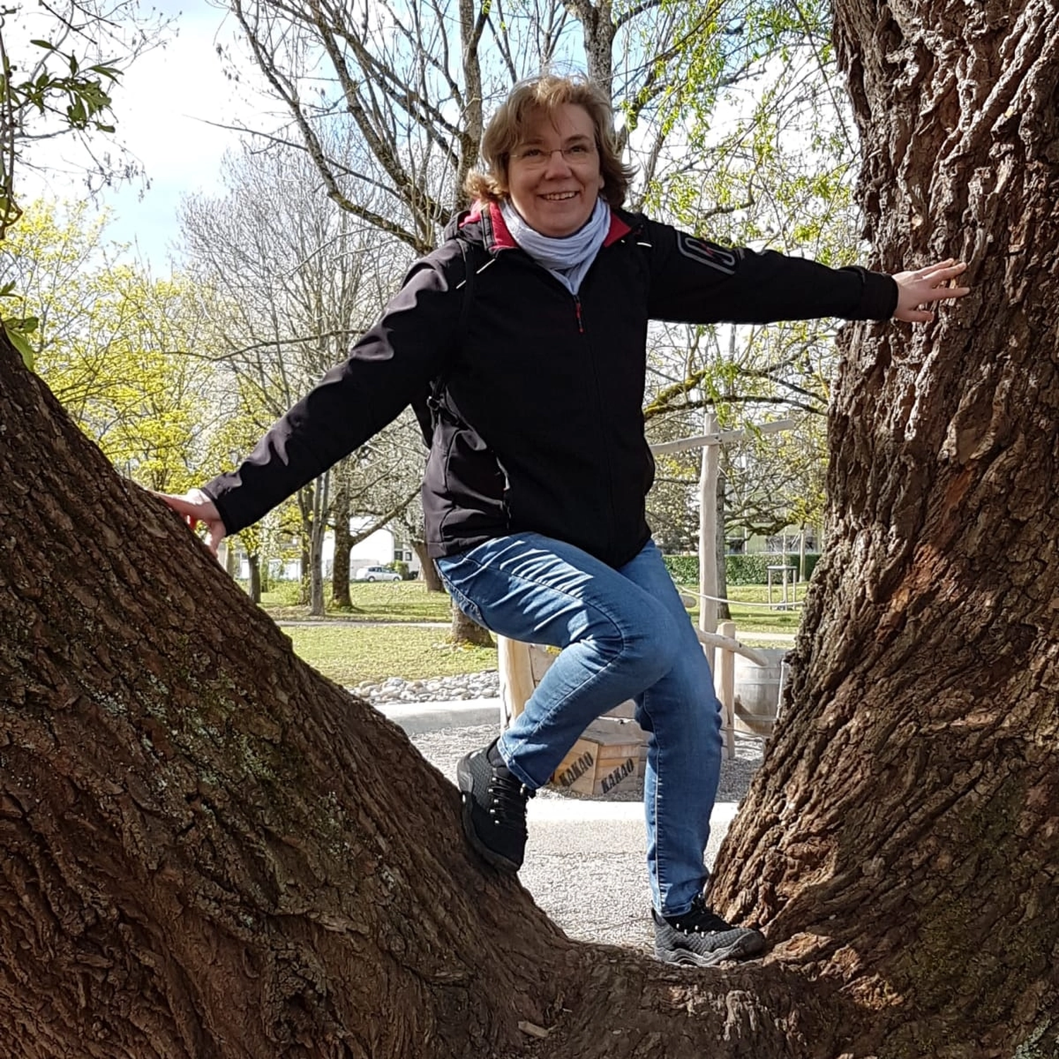 Lachscheune – Persönlichkeitsentwicklung/Entspannung – Frau auf Baum