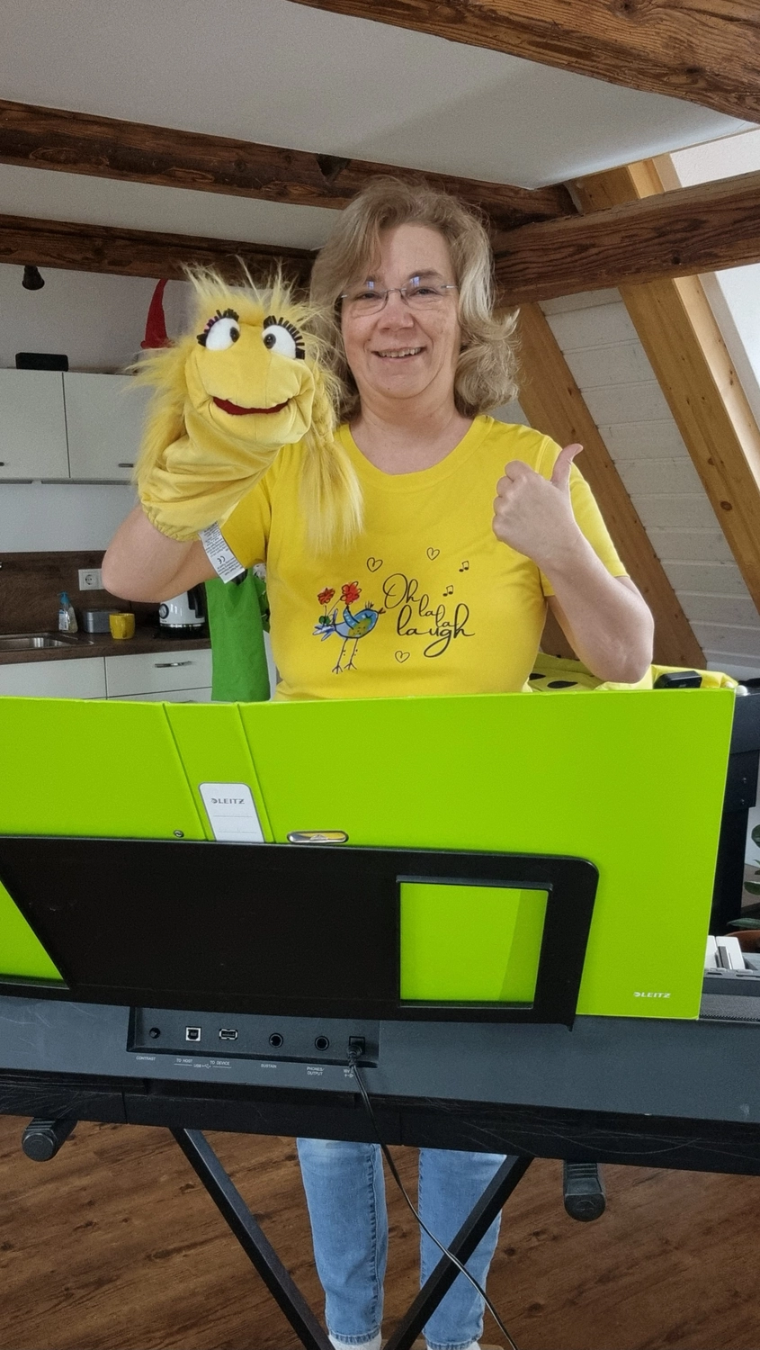 Lachscheune – Persönlichkeitsentwicklung/Entspannung – Frau hält Puppe in der Hand