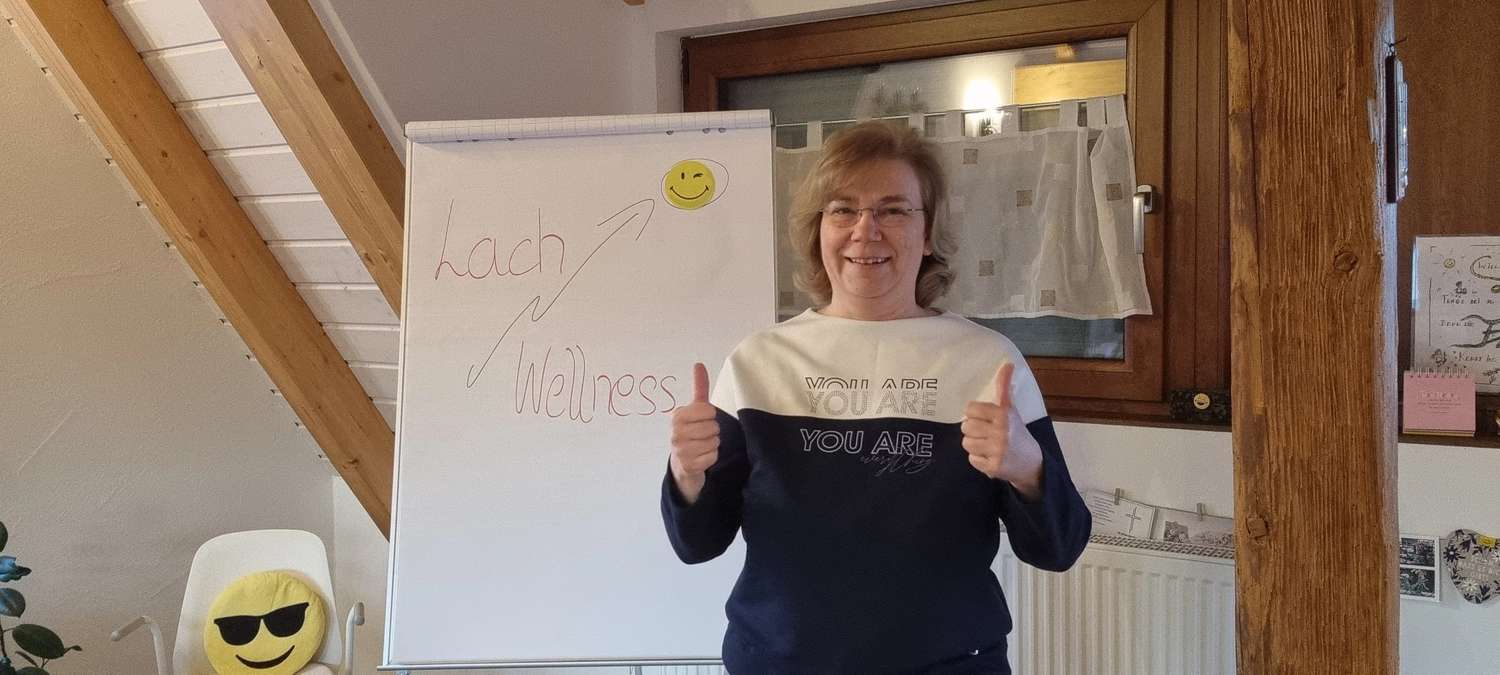 Lachscheune – Persönlichkeitsentwicklung/Entspannung – Frau zeigt Daumen hoch